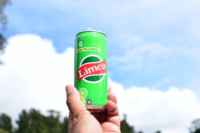 雪碧可以人手上
